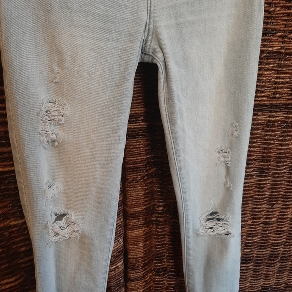 Abercrombie & Fitch 24 x 28 High Rise Distressed Light Wash Denim Skinny Jeans - Picture 6 of 16